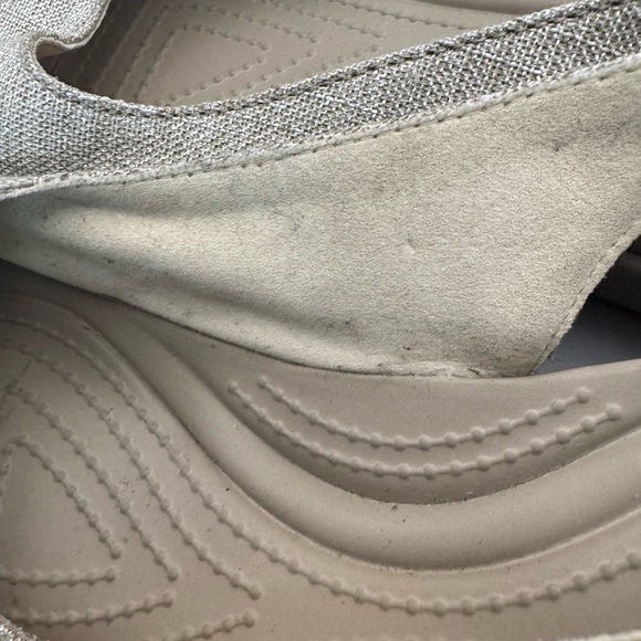 Crocs Leigh Ann Slingback Wedge Heels Womens Sz 9 Beige Fabric Sandals EUC - Picture 16 of 16